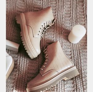 🆕The Nude collection//Nude croc print combat boot